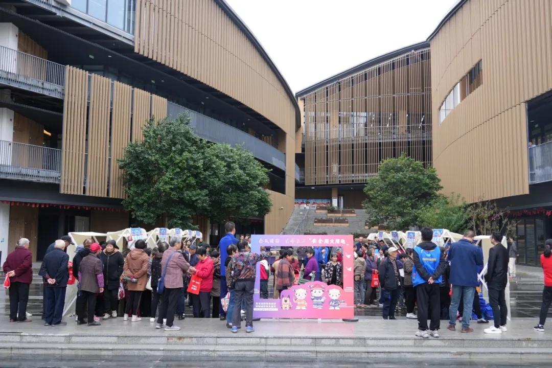 “消防蓝”空降月亮市集！最硬核的消防安全知识都在“柘”里